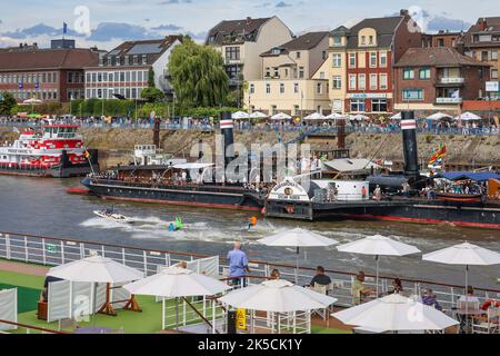 Duisburg, Nordrhein-Westfalen, Deutschland - Hafenfest in Duisburg Ruhrort, Flusskreuzfahrtschiff vor dem Schiff, Museumsschiff Oskar Huber hinter dem Schiff, Wasserski. Stockfoto