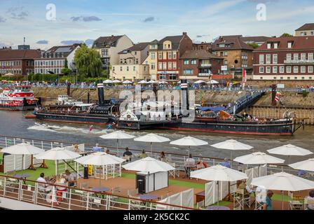 Duisburg, Nordrhein-Westfalen, Deutschland - Hafenfest in Duisburg Ruhrort, Flusskreuzfahrtschiff vor dem Schiff, Museumsschiff Oskar Huber hinter dem Schiff, Wasserski. Stockfoto
