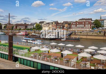 Duisburg, Nordrhein-Westfalen, Deutschland - Hafenfest in Duisburg Ruhrort, Flusskreuzfahrtschiff vorne, Museumsschiff Oskar Huber, Ausflugsschiff hinten. Stockfoto