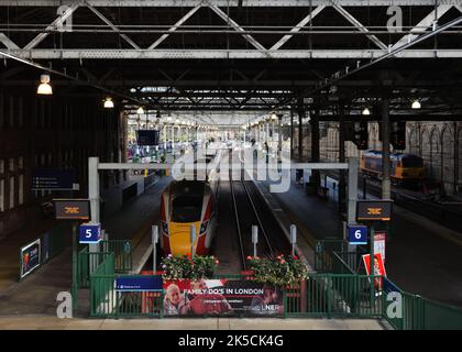 Die Schnellzugtechnik Azuma Zug auf dem Bahnsteig in Edinburgh Waverley Bahnhof in Schottland, Großbritannien Stockfoto