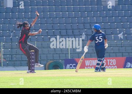 Sylhet, Bangladesch. 7. Oktober 2022. Die thailändische Frauenmannschaftskapitän Naruemol Chaiwai trifft den Ball gegen die UAE-Mannschaft während des Women's Cricket T20 Asia Cup 2022 im Sylhet International Stadium. Am 7. Oktober 2022 in Sylhet, Bangladesch. (Bild: © MD Rafayat Haque Khan Eyepix G/eyepix über ZUMA Press Wire) Stockfoto