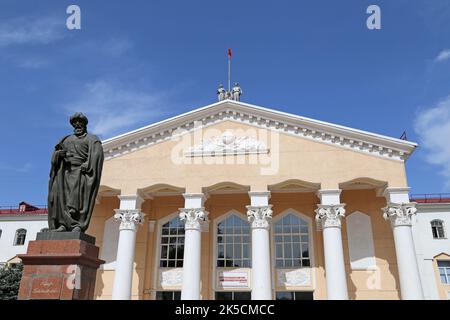 Statue von Yusuf Balasaguni (1019?-1077), Kirgisische Nationaluniversität, Chui Avenue, Bishkek, Bishkek City Region, Kirgisistan, Zentralasien Stockfoto