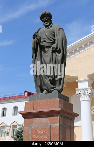 Statue von Yusuf Balasaguni (1019?-1077), Kirgisische Nationaluniversität, Chui Avenue, Bishkek, Bishkek City Region, Kirgisistan, Zentralasien Stockfoto