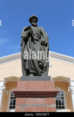 Statue von Yusuf Balasaguni (1019?-1077), Kirgisische Nationaluniversität, Chui Avenue, Bishkek, Bishkek City Region, Kirgisistan, Zentralasien Stockfoto