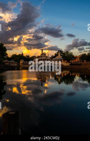 Eine vertikale Aufnahme des Mark Twain Riverboat in Disneyland Stockfoto