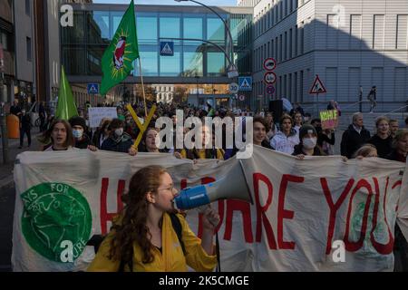 Berlin, Deutschland. 07. Oktober 2022. Am 7. Oktober 2022 nahmen Demonstranten an einer Demonstration in Berlin für das Dorf Lützerath Teil, ein Weiler im Bundesland Nordrhein-Westfalen, das aufgrund eines Tagebauprojekts zerstört wird. Seit 2021 gibt es vermehrt Diskussionen über den Erhalt des Dorfes in der Bundes- und Landpolitik. Anfang Oktober 2022 beschlossen die Wirtschaftsministerien des Bundes und der Länder, dass die RWE Power AG die Kohle unter dem Gebiet Luetzeraths abbauen konnte. (Foto: Michael Kuenne/PRESSCOV/Sipa USA) Quelle: SIPA USA/Alamy Live News Stockfoto