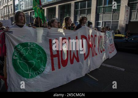 Berlin, Deutschland. 07. Oktober 2022. Am 7. Oktober 2022 nahmen Demonstranten an einer Demonstration in Berlin für das Dorf Lützerath Teil, ein Weiler im Bundesland Nordrhein-Westfalen, das aufgrund eines Tagebauprojekts zerstört wird. Seit 2021 gibt es vermehrt Diskussionen über den Erhalt des Dorfes in der Bundes- und Landpolitik. Anfang Oktober 2022 beschlossen die Wirtschaftsministerien des Bundes und der Länder, dass die RWE Power AG die Kohle unter dem Gebiet Luetzeraths abbauen konnte. (Foto: Michael Kuenne/PRESSCOV/Sipa USA) Quelle: SIPA USA/Alamy Live News Stockfoto