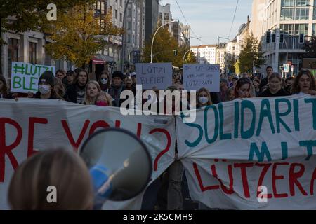 Berlin, Deutschland. 07. Oktober 2022. Am 7. Oktober 2022 nahmen Demonstranten an einer Demonstration in Berlin für das Dorf Lützerath Teil, ein Weiler im Bundesland Nordrhein-Westfalen, das aufgrund eines Tagebauprojekts zerstört wird. Seit 2021 gibt es vermehrt Diskussionen über den Erhalt des Dorfes in der Bundes- und Landpolitik. Anfang Oktober 2022 beschlossen die Wirtschaftsministerien des Bundes und der Länder, dass die RWE Power AG die Kohle unter dem Gebiet Luetzeraths abbauen konnte. (Foto: Michael Kuenne/PRESSCOV/Sipa USA) Quelle: SIPA USA/Alamy Live News Stockfoto