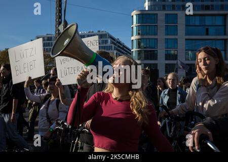 Berlin, Deutschland. 07. Oktober 2022. Am 7. Oktober 2022 nahmen Demonstranten an einer Demonstration in Berlin für das Dorf Lützerath Teil, ein Weiler im Bundesland Nordrhein-Westfalen, das aufgrund eines Tagebauprojekts zerstört wird. Seit 2021 gibt es vermehrt Diskussionen über den Erhalt des Dorfes in der Bundes- und Landpolitik. Anfang Oktober 2022 beschlossen die Wirtschaftsministerien des Bundes und der Länder, dass die RWE Power AG die Kohle unter dem Gebiet Luetzeraths abbauen konnte. (Foto: Michael Kuenne/PRESSCOV/Sipa USA) Quelle: SIPA USA/Alamy Live News Stockfoto