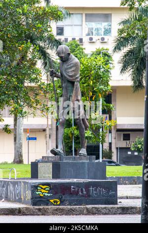 Silhouette der Mahatma Gandhi Statue in der Innenstadt von Rio de Janeiro, Brasilien - 11. September 2022: Silhouette der Mahatma Gandhi Statue in der Innenstadt von Rio de Ja Stockfoto