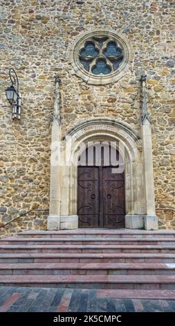 Kirchenportal der Pfarrkirche St. Pierre aux Liens in Bizanet. Stockfoto