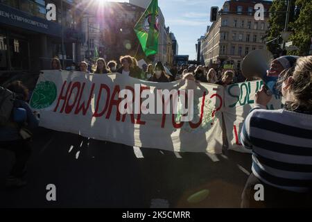 Berlin, Deutschland. 07. Oktober 2022. Am 7. Oktober 2022 nahmen Demonstranten an einer Demonstration in Berlin für das Dorf Lützerath Teil, ein Weiler im Bundesland Nordrhein-Westfalen, das aufgrund eines Tagebauprojekts zerstört wird. Seit 2021 gibt es vermehrt Diskussionen über den Erhalt des Dorfes in der Bundes- und Landpolitik. Anfang Oktober 2022 beschlossen die Wirtschaftsministerien des Bundes und der Länder, dass die RWE Power AG die Kohle unter dem Gebiet Luetzeraths abbauen konnte. (Foto: Michael Kuenne/PRESSCOV/Sipa USA) Quelle: SIPA USA/Alamy Live News Stockfoto