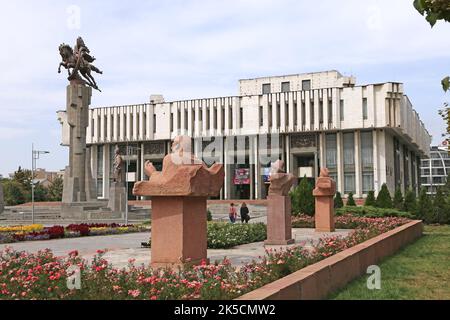 Statuen von Manaschi (traditionelle Geschichtenerzähler), State Philharmonic Concert Hall, Chui Avenue, Bishkek, Bishkek City Region, Kirgisistan, Zentralasien Stockfoto