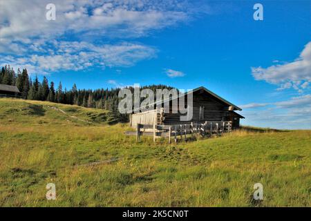 Wanderung zur Krüner Alm, (1621 m), im Estergebirge, Sonnenuntergang, Europa, Deutschland, Bayern, Oberbayern, Werdenfelser Land, Alpenwelt Karwendel, Isartal, Krün Stockfoto