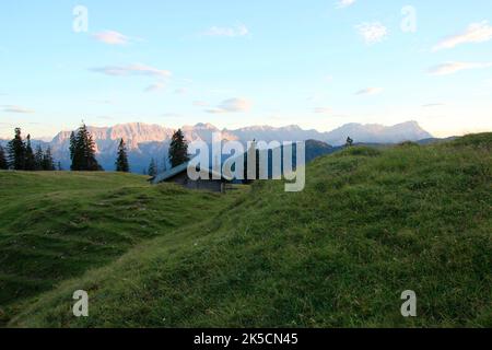 Wanderung zur Krüner Alm, (1621 m), Sonnenuntergang, Wettersteingebirge, Wettersteingebirge links, Zugspitze ganz rechts, Europa, Deutschland, Bayern, Oberbayern, Werdenfelser Land, Alpenwelt Karwendel, Isartal, Krün Stockfoto