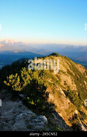 Wanderung zum Wörner Sattel, Karwendelgebirge, Wanderweg, Klettern, Natur, Berge, Sonne, Mittenwald, Oberbayern, Alpenwelt Karwendel, Deutschland, Sonnenaufgang Stockfoto