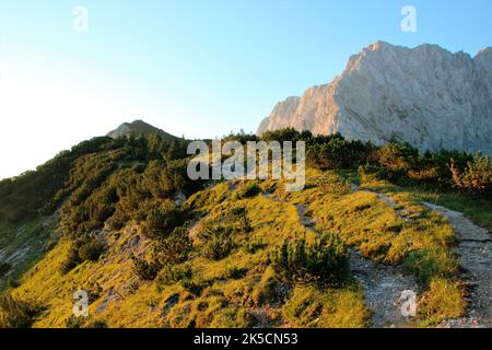 Wanderung zum Wörner Sattel, Karwendelgebirge, im Hintergrund der Wörner, Wanderweg, Wanderweg, Natur, Berge, Sun, Mittenwald, Oberbayern, Alpenwelt Karwendel, Deutschland, sonnenaufgang Stockfoto