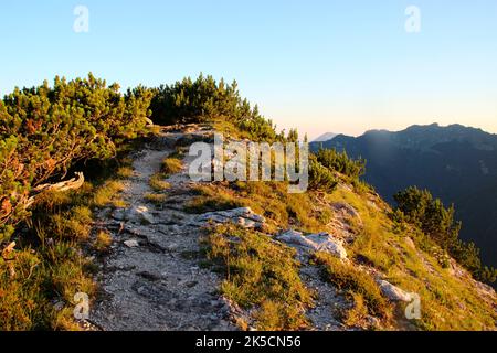 Wanderung zum Wörner Sattel, Karwendelgebirge, Wanderweg, Klettern, Natur, Berge, Sonne, Mittenwald, Oberbayern, Alpenwelt Karwendel, Deutschland, Sonnenaufgang Stockfoto