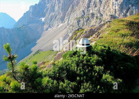 Wanderung zum Wörner Sattel, Blick auf den Wörner (2476 m), Karwendel, Sonnenaufgang, Karwendelgebirge, Mittenwald, Oberbayern, Bayern, Werdenfels, Deutschland, Europa, Alpenwelt Karwendel, Sonnenhut Stockfoto