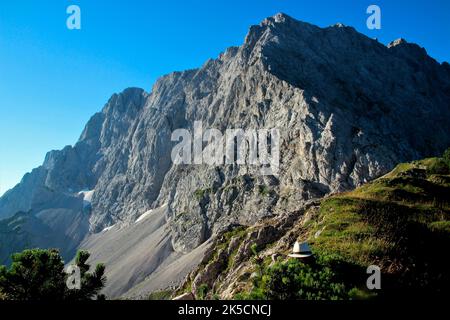 Wanderung zum Wörner Sattel, Blick auf den Wörner (2476 m), Karwendel, Sonnenaufgang, Karwendelgebirge, Mittenwald, Oberbayern, Bayern, Werdenfels, Deutschland, Europa, Alpenwelt Karwendel, Sonnenhut Stockfoto