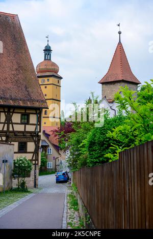 Deutschland, Bayern, Dinkelsbühl, das Segringer Tor rechts das Dreikönigstürmlein. Stockfoto