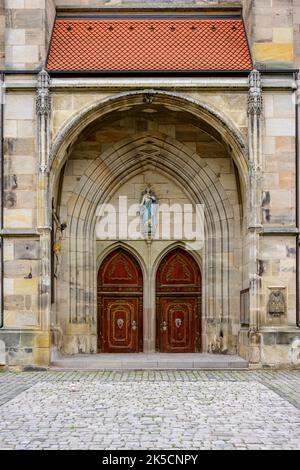 Deutschland, Bayern, Dinkelsbühl, St. George's Minster, Markt- oder Männertor. Stockfoto