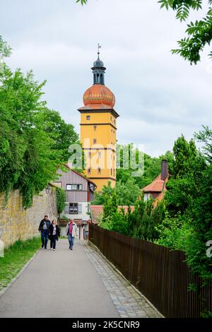 Deutschland, Bayern, Dinkelsbühl, Weg zum Segringer Tor mit barockem Zwiebeldach. Stockfoto