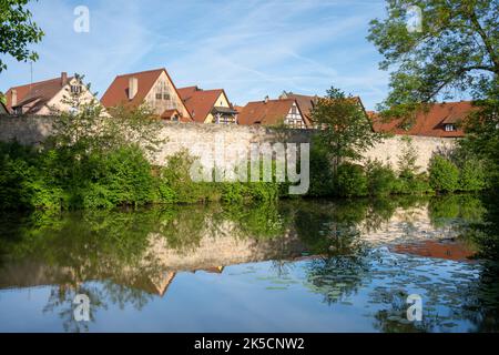 Deutschland, Bayern, Dinkelsbühl, an der Stadtmauer mit Wassergraben. Stockfoto