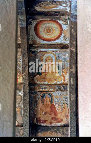 Wandmalereien von Buddha an der Wand der Ajanta Höhlen UNESCO Weltkulturerbe Sehenswürdigkeit in der Nähe von Aurangabad Staat Maharashtra Indien Stockfoto