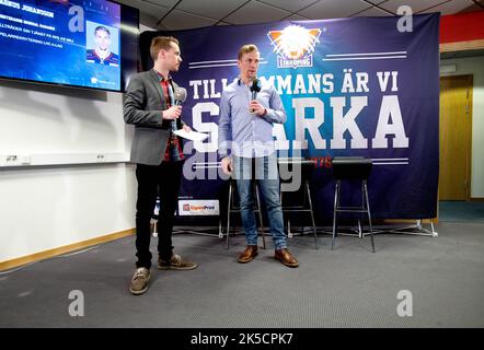 Linköping HC hielt eine Pressekonferenz in der Saab Arena, Linköping, Schweden, über neue Trainer und Spieler für die Saison 2015/2016 in der schwedischen Hockey League ab. Im Bild: Magnus 'Mange' Johansson, rechts im Bild. Stockfoto