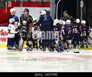 Linköping HC gegen Karlskrona HK , Schwedische Eishockeyliga, in der Saab Arena, Linköping, Schweden. Im Bild: Linköping HC Spieler, die auf das Eis gehen und von jüngeren Spielern aus dem gleichen Hockeyverein getroffen werden. Stockfoto