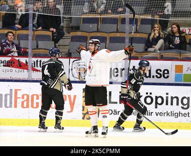 Linköping HC gegen Karlskrona HK , Schwedische Eishockeyliga, in der Saab Arena, Linköping, Schweden. Im Bild: Nr. 18 Emil Larsson, Karlskrona HK, jubelt nach einem Tor. Stockfoto