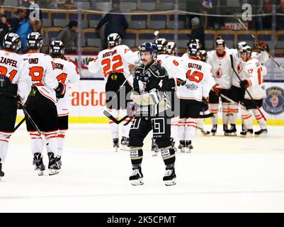 Linköping HC gegen Karlskrona HK , Schwedische Eishockeyliga, in der Saab Arena, Linköping, Schweden. Auf dem Bild: Nr. 4 Chad Billins, Linköping HC, unter den Karlskrona-Spielern. Stockfoto