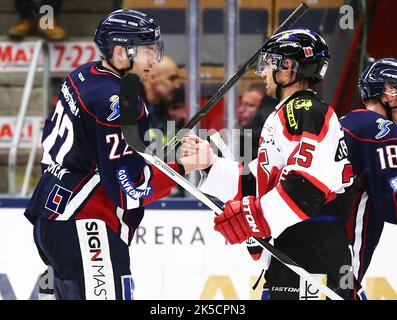 Linköping HC gegen Örebro HC, Schwedische Eishockeyliga, in der Saab Arena, Linköping, Schweden. Im Bild: Mattias Sjögren (LHC) und rechts Martin Johansson, Nr. 25, in Örebro HC. Stockfoto