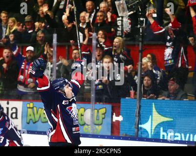 Linköping HC gegen Brynäs IF, Schwedische Eishockeyliga, in der Saab Arena, Linköping, Schweden. Im Bild: Nr. 49 Rhett Rakhshani, Linköping HC, jubelt nach einem Tor. Stockfoto