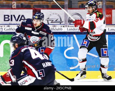 Linköping HC gegen Örebro HC, Schwedische Eishockeyliga, in der Saab Arena, Linköping, Schweden. Im Bild: Mattias Sjögren (LHC) und rechts Martin Johansson, Nr. 25, in Örebro HC. Stockfoto