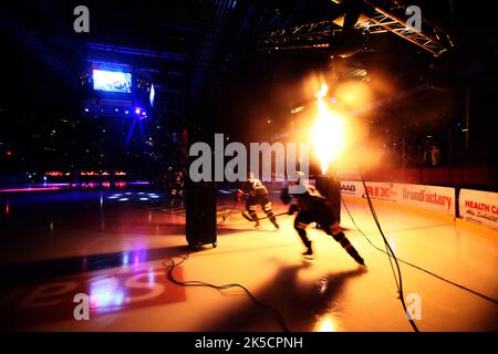 Linköping HC gegen Frölunda Indians (Frölunda Hockey Club), Schwedische Eishockeyliga, in der Saab Arena, Linköping, Schweden. Im Bild: Spieler betreten das Eis. Stockfoto