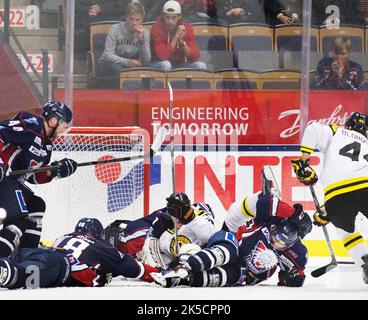 Linköping HC gegen Brynäs IF, Schwedische Eishockeyliga, in der Saab Arena, Linköping, Schweden. Im Bild: Viele Spieler vor Linköpings Torwart Marcus Högberg. Stockfoto