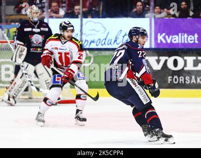 Linköping HC gegen Örebro HC, Schwedische Eishockeyliga, in der Saab Arena, Linköping, Schweden. Im Bild: Mattias Sjögren (LHC) und links Martin Johansson, Nr. 25, in Örebro HC. Stockfoto