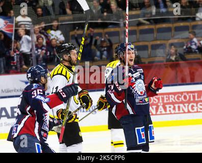 Linköping HC gegen Brynäs IF, Schwedische Eishockeyliga, in der Saab Arena, Linköping, Schweden. Im Bild: Anton Blomberg, Linköping HC, erzielte in der SHL sein erstes Tor. Stockfoto