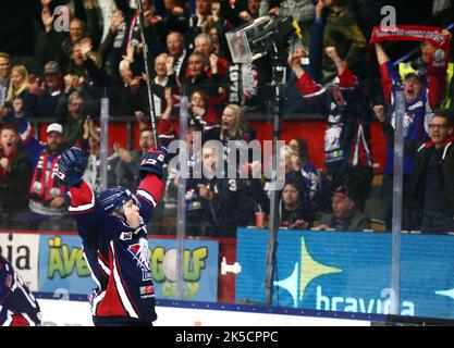 Linköping HC gegen Brynäs IF, Schwedische Eishockeyliga, in der Saab Arena, Linköping, Schweden. Im Bild: Nr. 49 Rhett Rakhshani, Linköping HC, jubelt nach einem Tor. Stockfoto