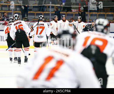 Linköping HC gegen Karlskrona HK , Schwedische Eishockeyliga, in der Saab Arena, Linköping, Schweden. Auf dem Bild: Nr. 4 Chad Billins, Linköping HC, unter den Karlskrona-Spielern. Stockfoto