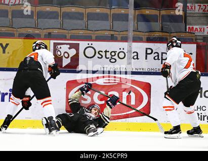 Linköping HC gegen Karlskrona HK , Schwedische Eishockeyliga, in der Saab Arena, Linköping, Schweden. Im Bild: Nr. 12 Sebastian Karlsson, Linköping HC. Stockfoto