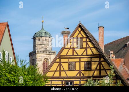 Deutschland, Bayern, Dinkelsbühl, Blick auf den Dom und Storchennest in der Altstadt. Stockfoto