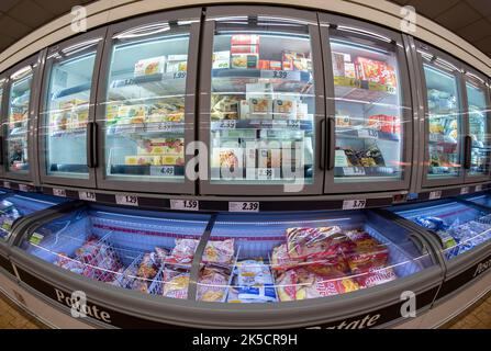 Fossano, Italien - 09. September 2022: Kühltheken mit Pommes frites und Tiefkühlkost im Lidl-Supermarkt ist die Lidl Stiftung Co KG ein Supermarke Stockfoto