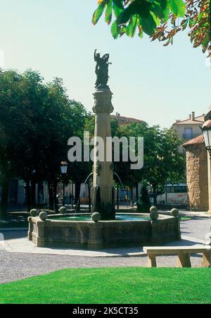 FUENTE POLIGONAL EN LA PLAZA DE JOSEP ANSELM CLAVE REALIZADA EN 1927 Y DEDICADA AL CONDE DE ARNAU O A GUIFRE EL PELOS. Autor: JOSEP CAMPS. Lage: AUSSEN. SAN JUAN DE LAS ABADESAS. GERONA. SPANIEN. CONDE DE BARCELONA. WIFREDO EL VELLOSO. GUIFRE I EL PILOS. WIFREDO I. VIFREDO EL VELLOSO. PILOS GUIFRE EL. PELOS GUIFRE. CONDE DE ARNAU. ARNAU CONDE. CONDE DE BARCELONA-JUAN DE BORBON. Stockfoto
