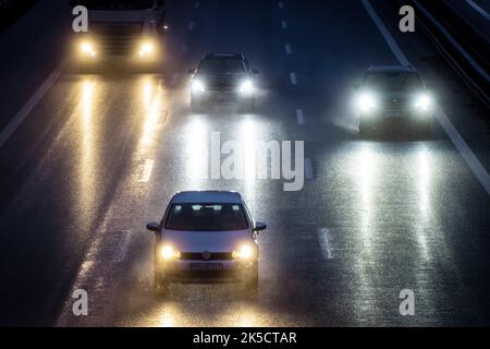 Autobahn bei Regen in der Nacht Stockfoto