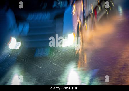 Autobahn bei Regen in der Nacht Stockfoto