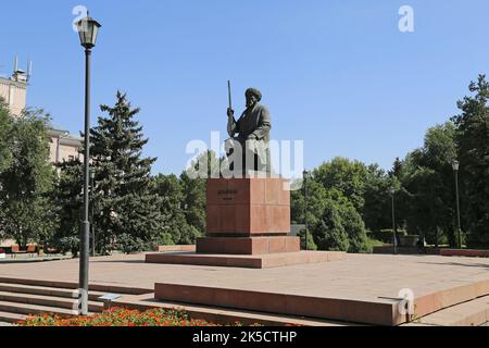 Statue von Kirgisistan Akyn Toktogul Satylganov (1864-1933), Abdrahmanov Street, Bishkek, Bishkek City Region, Kirgisistan, Zentralasien Stockfoto