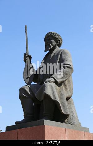 Statue von Kirgisistan Akyn Toktogul Satylganov (1864-1933), Abdrahmanov Street, Bishkek, Bishkek City Region, Kirgisistan, Zentralasien Stockfoto